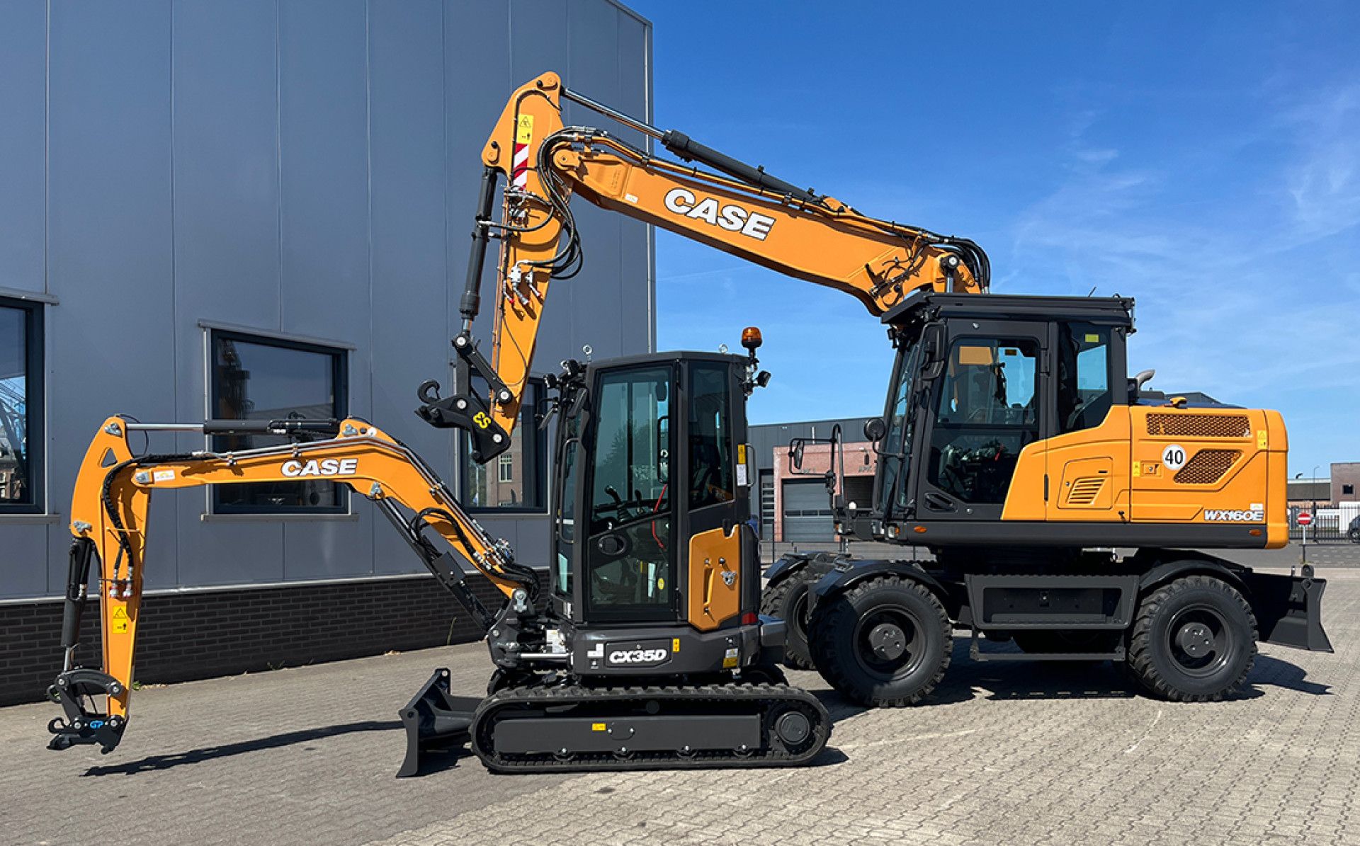 Case CX35D en WX160E voor Cor Reuten en Zn BV